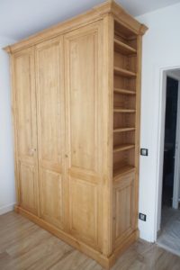 Dressing agrémenté sur le côté d'une étroite bibliothèque