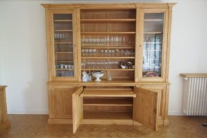 Grand meuble formant vaisselier de style Louis XVI