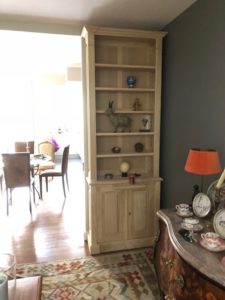 bibliothèque étroite dans salon à Neuilly