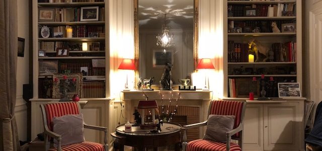 Paire de bibliothèques en bois peint encadrant une cheminée