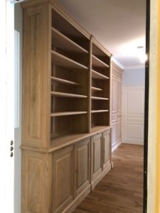 Bibliothèque sur mesure dans couloir