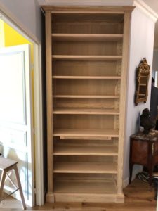 Bibliothèque étroite dans appartement