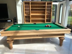 Bibliothèque en bois naturel formant porte queues de billard