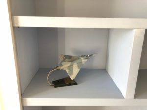 Bibliothèques contemporaines dont une formant dressing