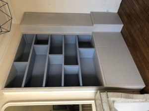 Bibliothèques contemporaines dont une formant dressing