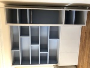 Bibliothèques contemporaines dont une formant dressing