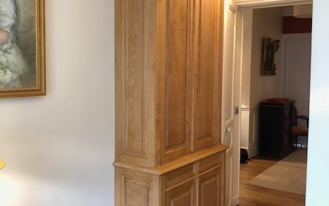 Meuble de parquet formant vaisselier en bois naturel