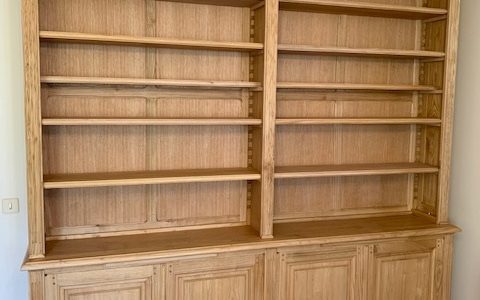 Bibliothèque sur mesure en châtaignier teinté et ciré