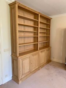 Bibliothèque sur mesure en châtaignier teinté et ciré