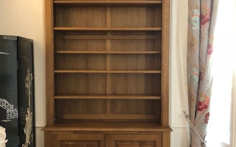 Bibliothèque pour un renfoncement de mur dans un salon