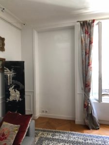 Bibliothèque pour un renfoncement de mur dans un salon