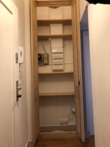 Cacher un compteur electrique avec un meuble