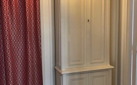 Élégant meuble d’entrée permettant un rangement non négligeable.