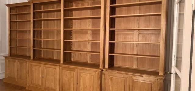 Importante bibliothèque de parquet en bois naturel ciré à la véritable cire d’abeille