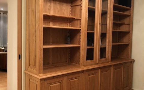 Bibliothèque intemporelle en bois naturel ciré à la véritable cire d’abeilles