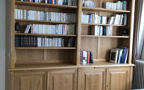 Bibliothèque intemporelle sur mesure dans un appartement