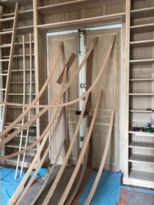 Habillage de deux portes blindées ,en cours .Travail par placage sur portes métalliques