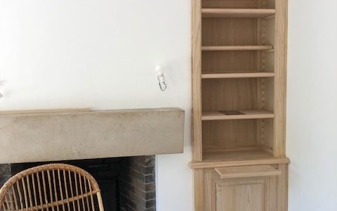 Bibliothèque étroite pour un renfoncement de cheminée