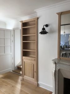 Paire de bibliothèques encadrant un trumeau sur mesure ⁩en bois naturel