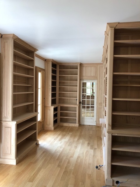 Bibliothèques Néo-Classique en bois naturel recouvrantes la totalité des murs d’une pièce