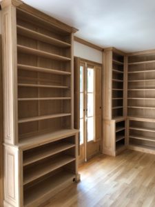 Bibliothèques Néo-Classique en bois naturel recouvrantes la totalité des murs d’une pièce