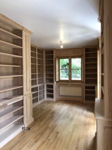 Bibliothèques Néo-Classique en bois naturel recouvrantes la totalité des murs d’une pièce