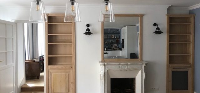 Paire de bibliothèques encadrant un trumeau sur mesure ⁩en bois naturel