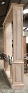 Bibliothèque intemporelle asymétrique en bois naturel brut