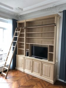 Bibliothèque intemporelle asymétrique en bois naturel brut