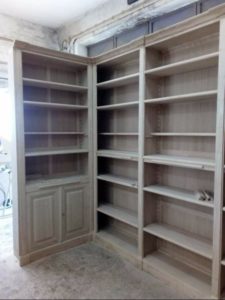 Réalisation d’une bibliothèque de parquet en forme de U du sol au plafond