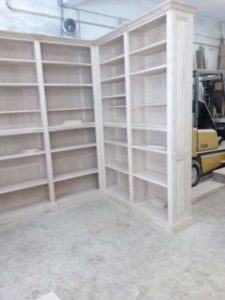 Réalisation d’une bibliothèque de parquet en forme de U du sol au plafond
