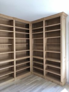 Réalisation d’une bibliothèque de parquet en forme de U du sol au plafond