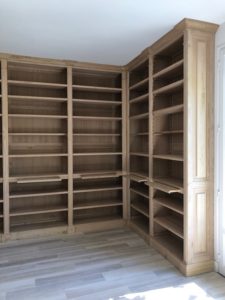 Réalisation d’une bibliothèque de parquet en forme de U du sol au plafond