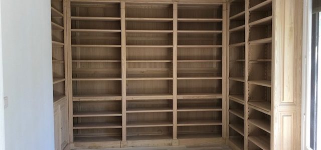 Réalisation d’une bibliothèque de parquet en forme de U du sol au plafond