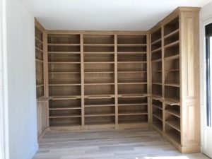 Réalisation d’une bibliothèque de parquet en forme de U du sol au plafond