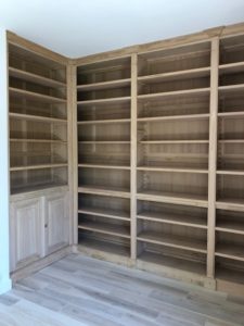 Réalisation d’une bibliothèque de parquet en forme de U du sol au plafond