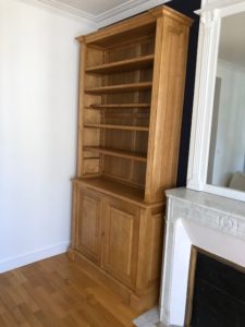 Paire de bibliothèques de style Louis XVI en bois de châtaignier ciré