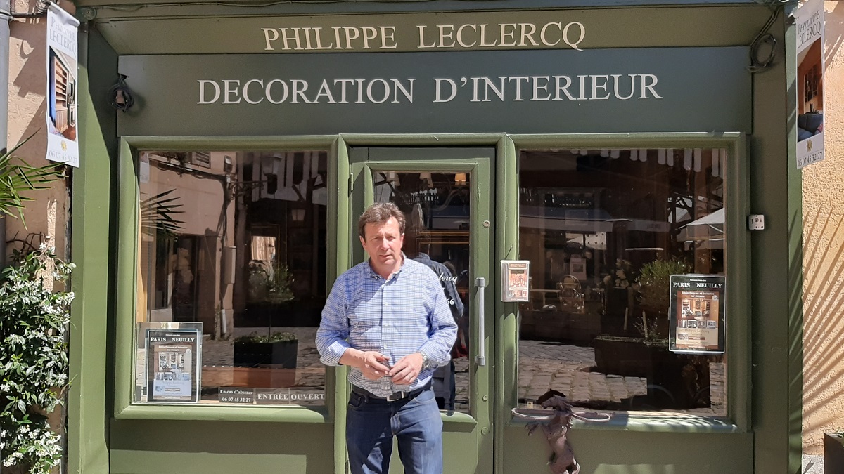 philippe-leclercq-devant-magasin-versailles