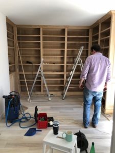 Réalisation d’une bibliothèque de parquet en forme de U du sol au plafond
