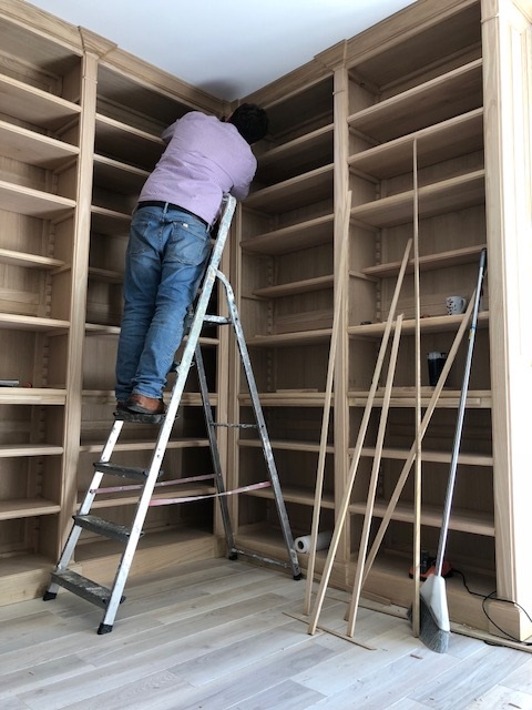 Réalisation d’une bibliothèque de parquet en forme de U du sol au plafond