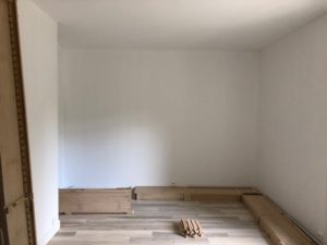 Réalisation d’une bibliothèque de parquet en forme de U du sol au plafond