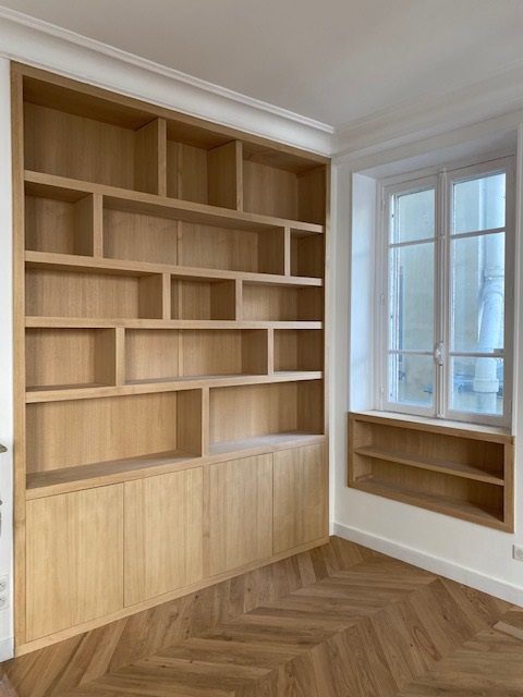 Bibliothèque contemporaine pour un appartement dans Paris (8ème arrondissement)