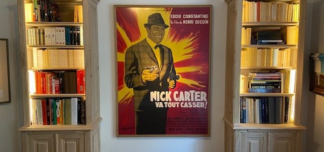 Paire de bibliothèques Néoclassiques Chic venant encadrer une affiche de cinéma
