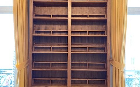Bibus de parquet en bois naturel réalisé sur mesure pour un client bibliophile