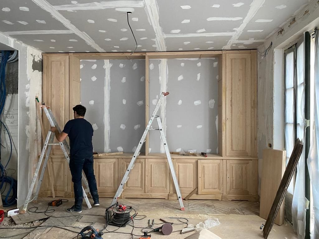 Bibliothèque intemporelle en bois naturel pour murs et plafond chauffants