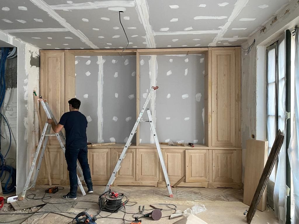 Bibliothèque intemporelle en bois naturel pour murs et plafond chauffants