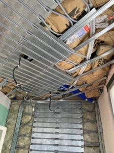 Bibliothèque intemporelle en bois naturel pour murs et plafond chauffants