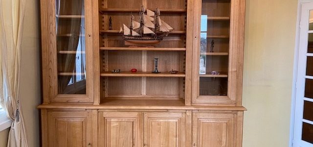 Bibliothèque en bois naturel de style Louis XVI avec vitrines aux extrémités