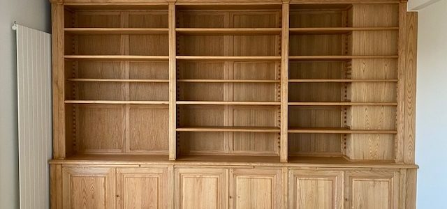 Bibliothèque intemporelle en bois naturel venant décorer un appartement avec vue sur  la Tour Eiffel