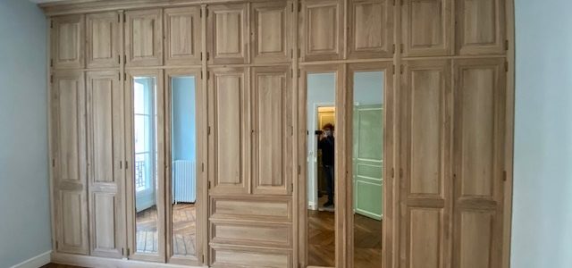 Dressing room sur mesure en bois naturel brut